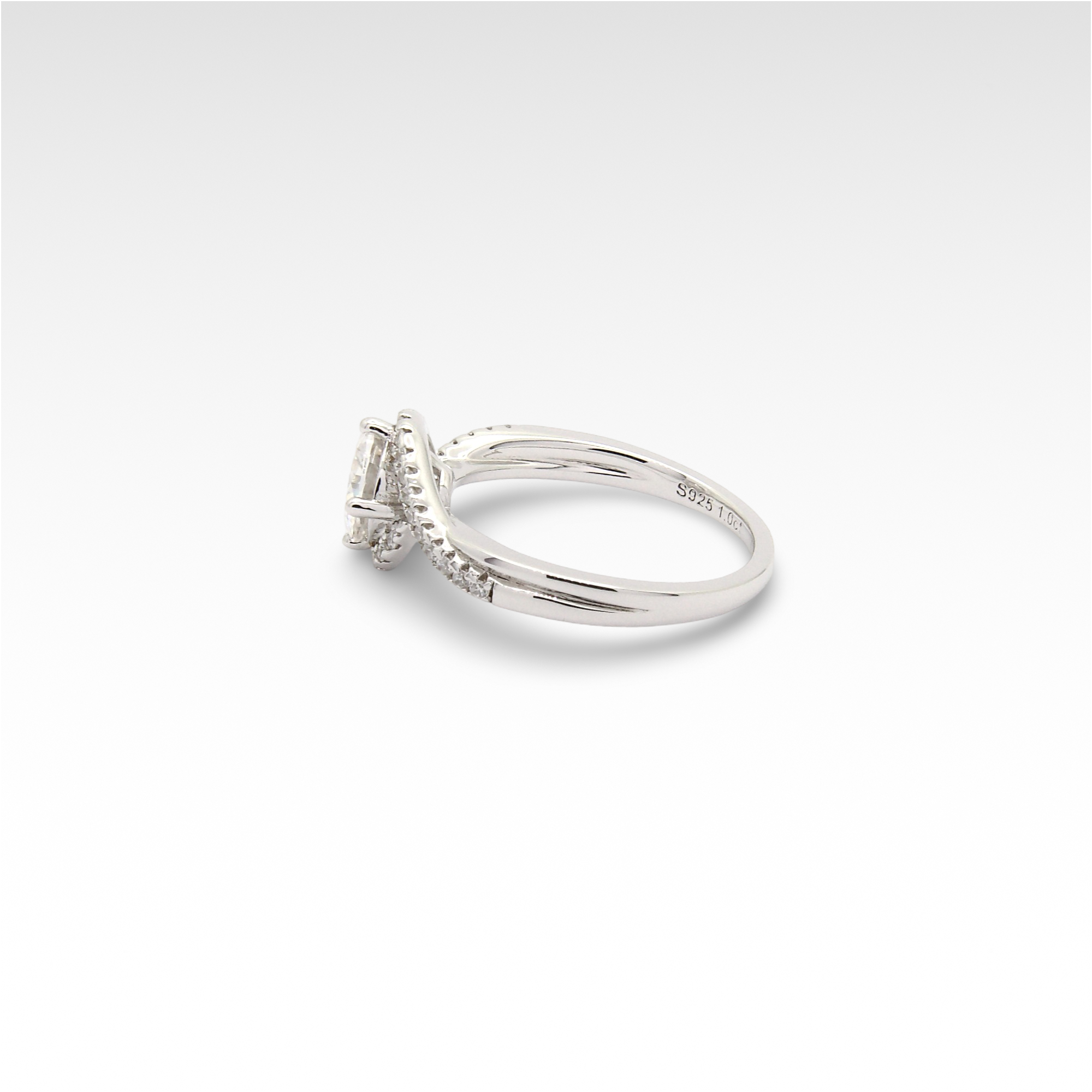 Founder’s Parallax Moissanite Enclosure